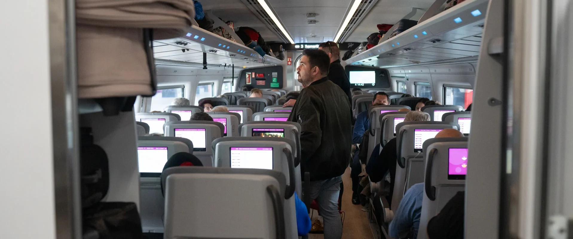 Pasajeros en un AVE con destino Madrid. Foto Emilio Fraile