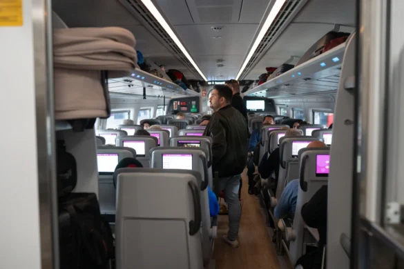 Pasajeros en un AVE con destino Madrid. Foto Emilio Fraile