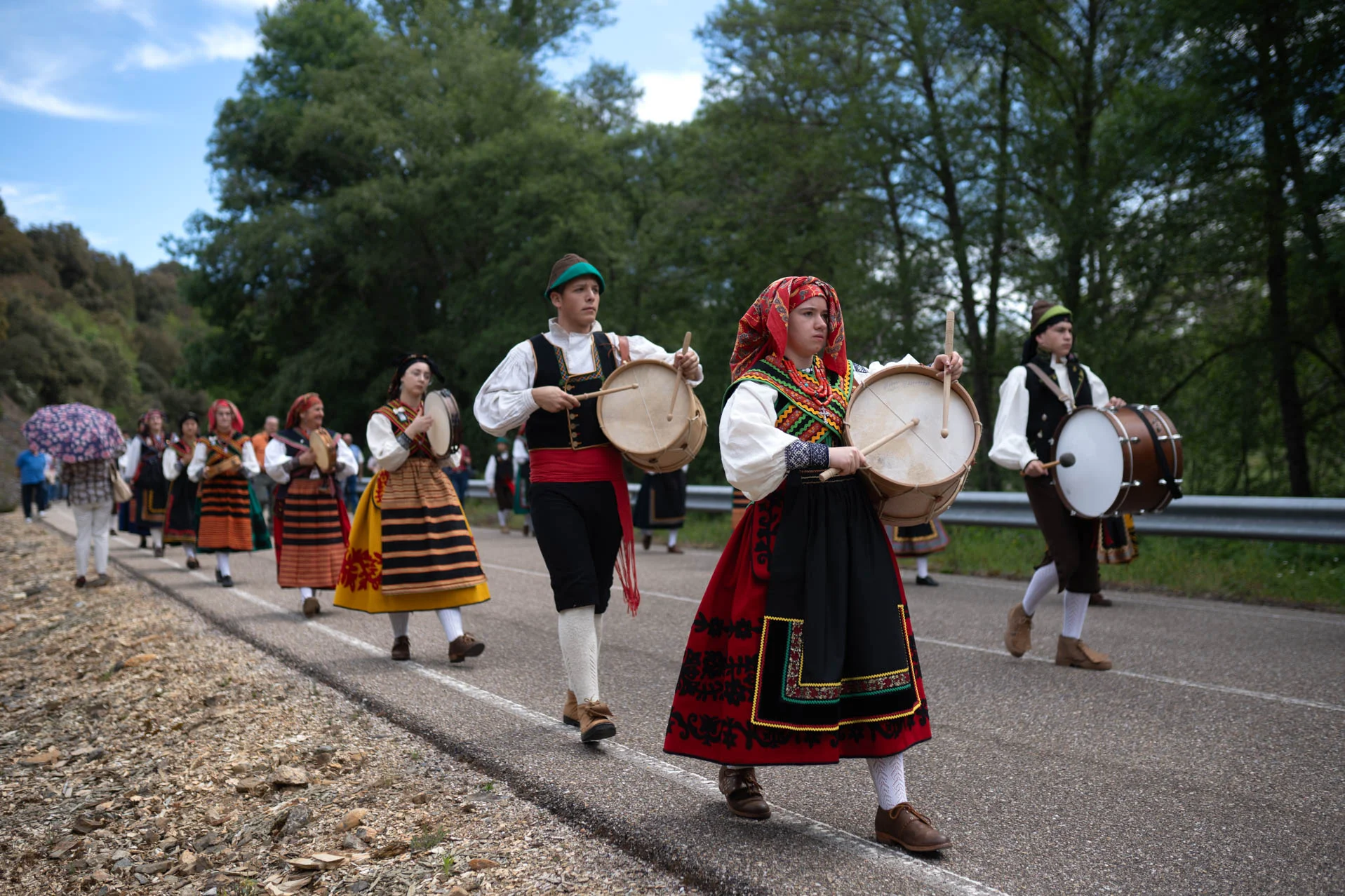 El grupo de folclore "Manteos y Monteras" durante la romería. Foto Emilio Fraile.