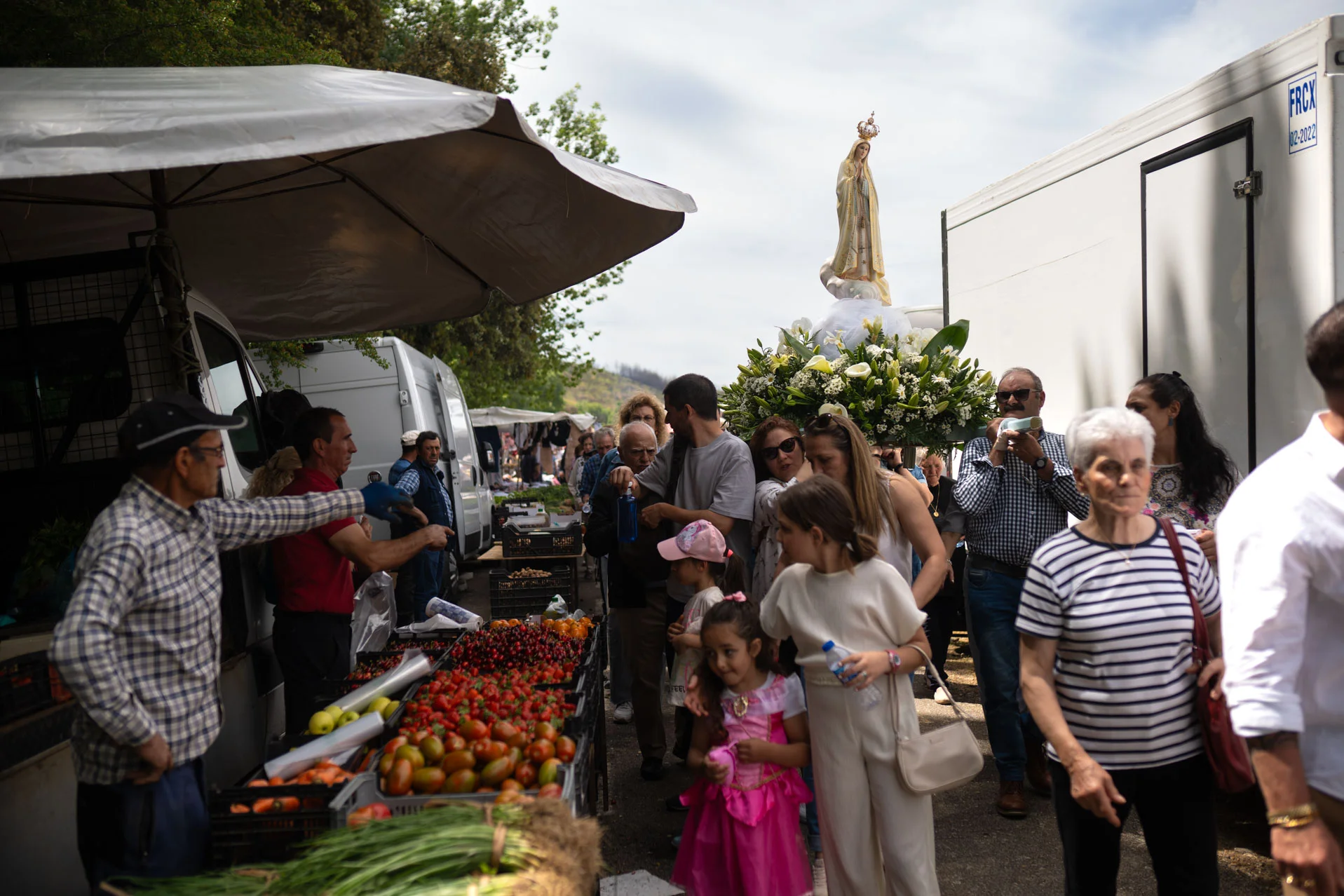 La Virgen de Fátima de Petisqueira pasa entre los puestos del mercado. Foto Emilio Fraile.