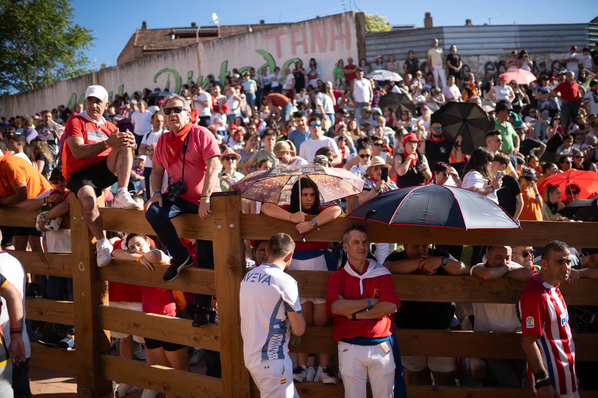 Cientos de personas esperan la salida del toro. Foto Emilio Fraile.