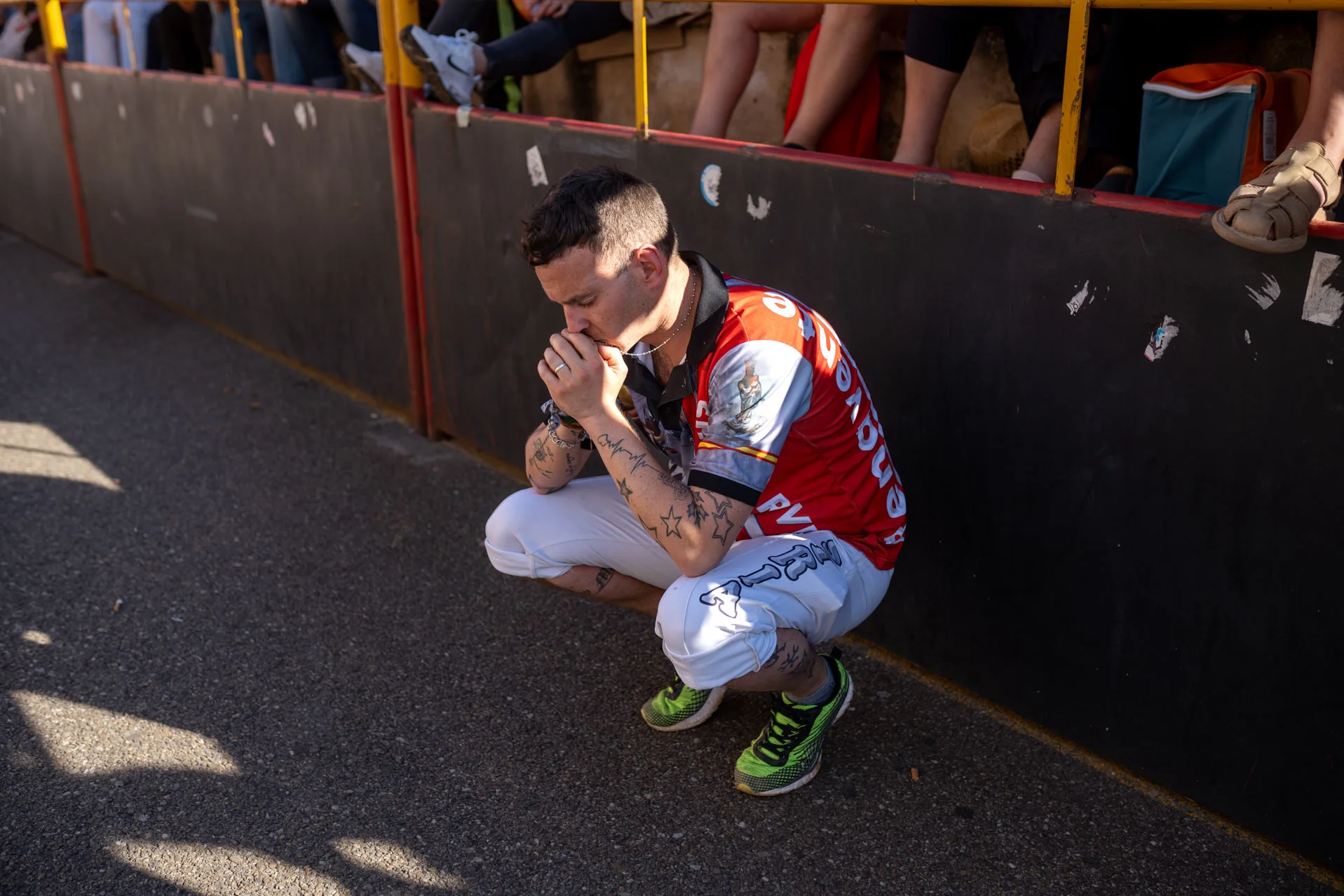 Un corredor concentrado antes del inicio del encierro. Foto Emilio Fraile.