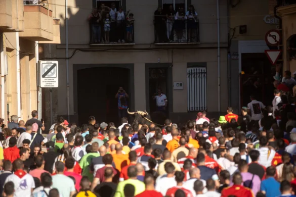 Un gentío se acerca al toro en el inicio del recorrido. Foto Emilio Fraile.
