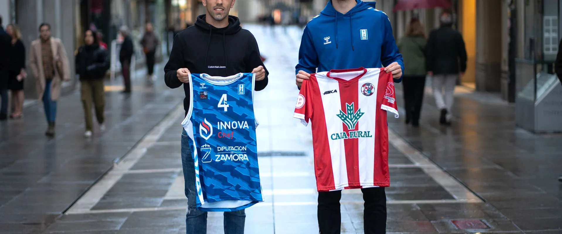 Carlos Ramos y Jacob Round posan con las camisetas de los equipos zamoranos. Foto Emilio Fraile.