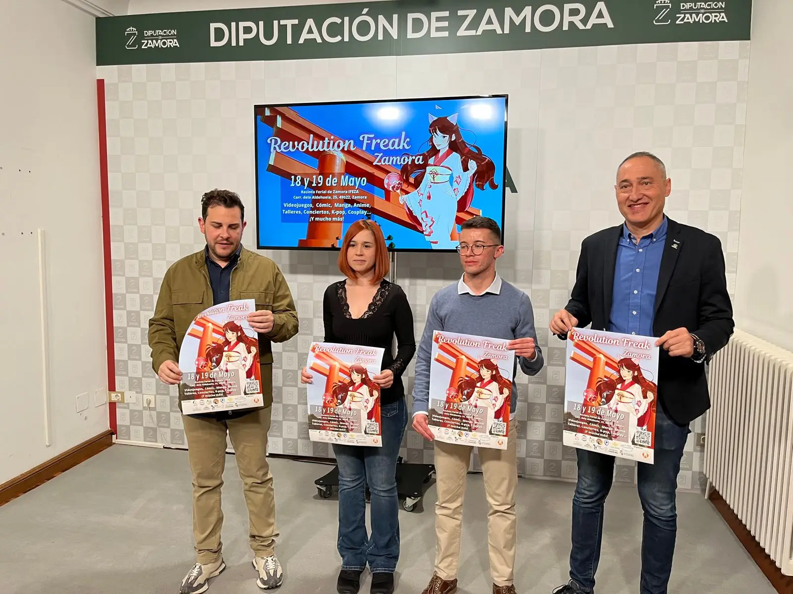 Víctor López, Estefanía Flórez, Sergio Esteban y Emilio Fernández, en la presentación del "Revolution Freak".