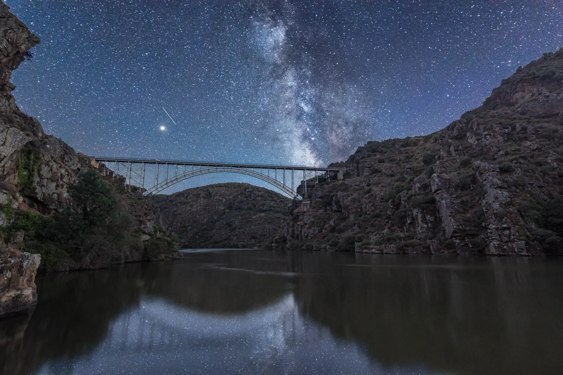 Una noche estrellada en el Puente de Requejo, en Pino del Oro. Foto J.Pascual.