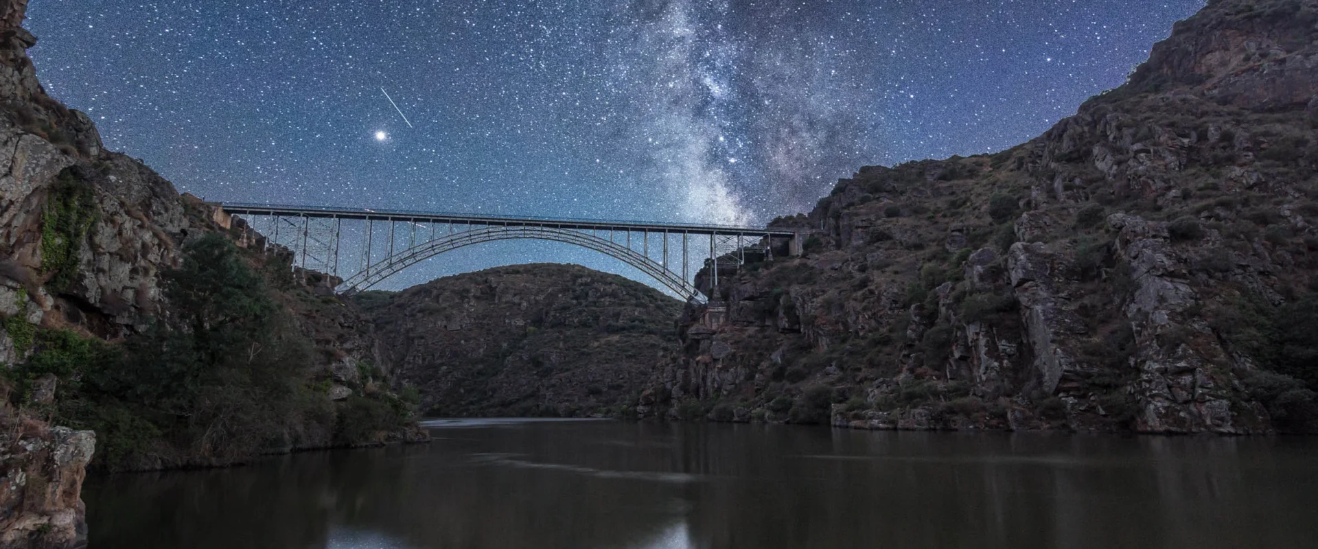 Una noche estrellada en el Puente de Requejo, en Pino del Oro. Foto J.Pascual.