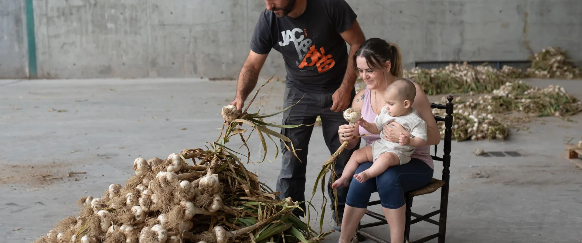 Javier Santarén y Sonia Machio, con su hijo Lucas en su explotación de la Bóveda de Toro. Foto Emilio Fraile.