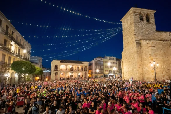Peñistas en la Plaza Mayor.