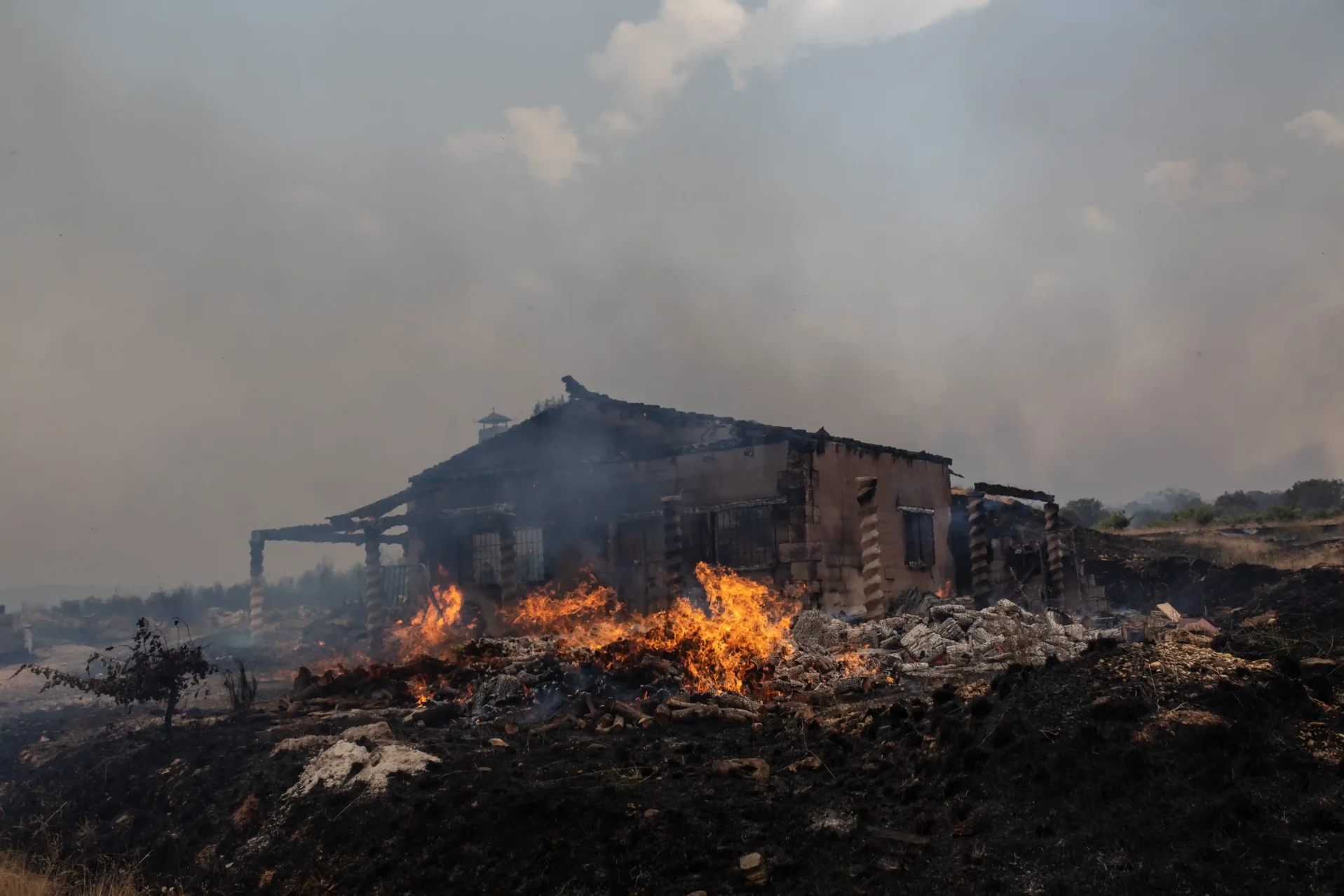 La bodega de Javier Fernández, durante el segundo de los incendios que asoló la zona en 2022. Foto Emilio Fraile.