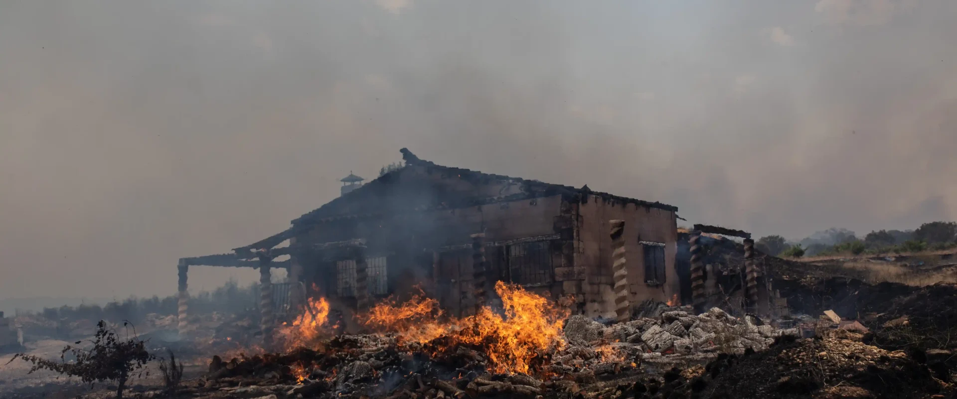 La bodega de Javier Fernández, durante el segundo de los incendios que asoló la zona en 2022. Foto Emilio Fraile.