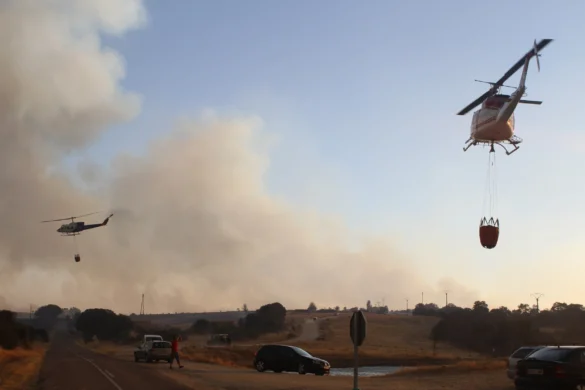 Dos helicópteros durante las tareas de extinción de un incendio. Foto Emilio Fraile.