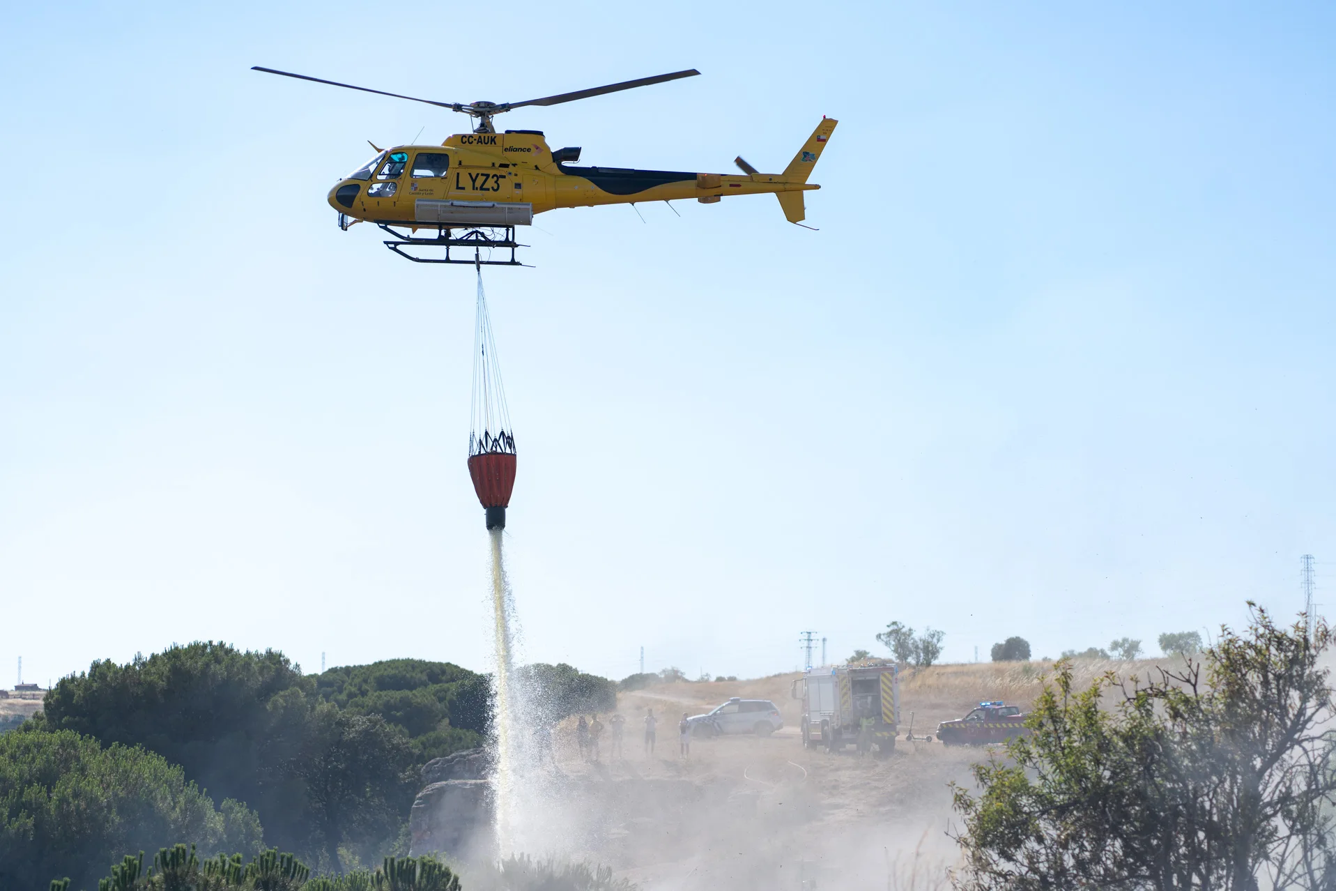 El helicóptero durante las tareas de extinción. Foto Emilio Fraile.