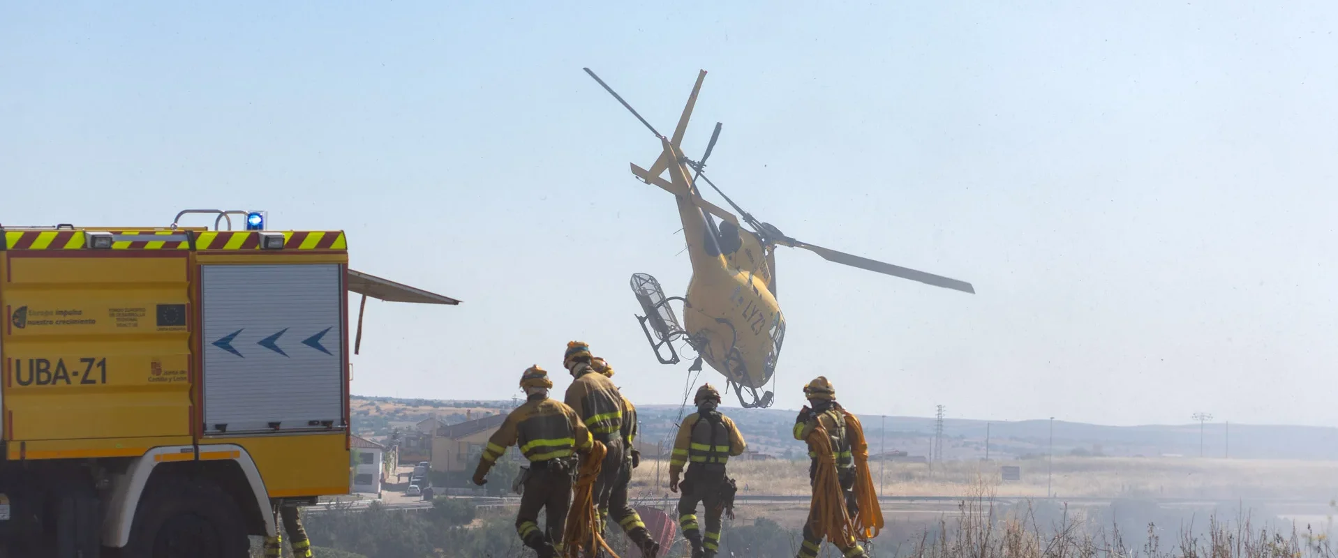 Los bomberos actúan en el bosque de Valorio. Foto Emilio Fraile