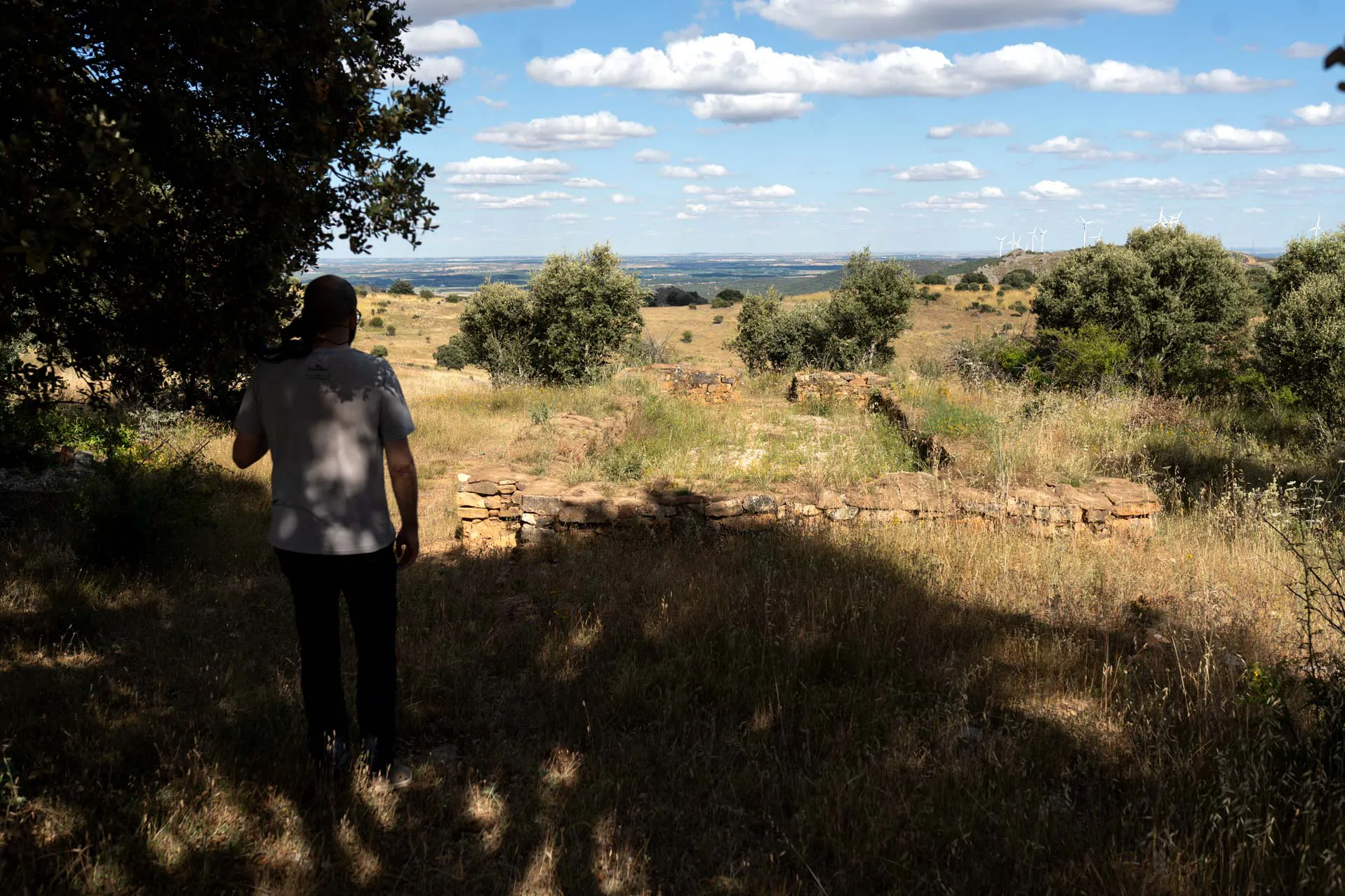 Ruinas de la ermita en el Castro de las Labradas. Foto Emilio Fraile