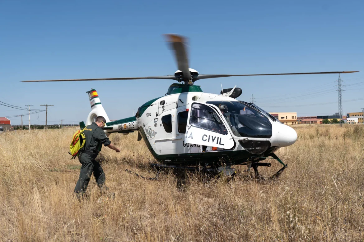 El helicóptero de Guardia Civil, en Toro. Foto Emilio Fraile.