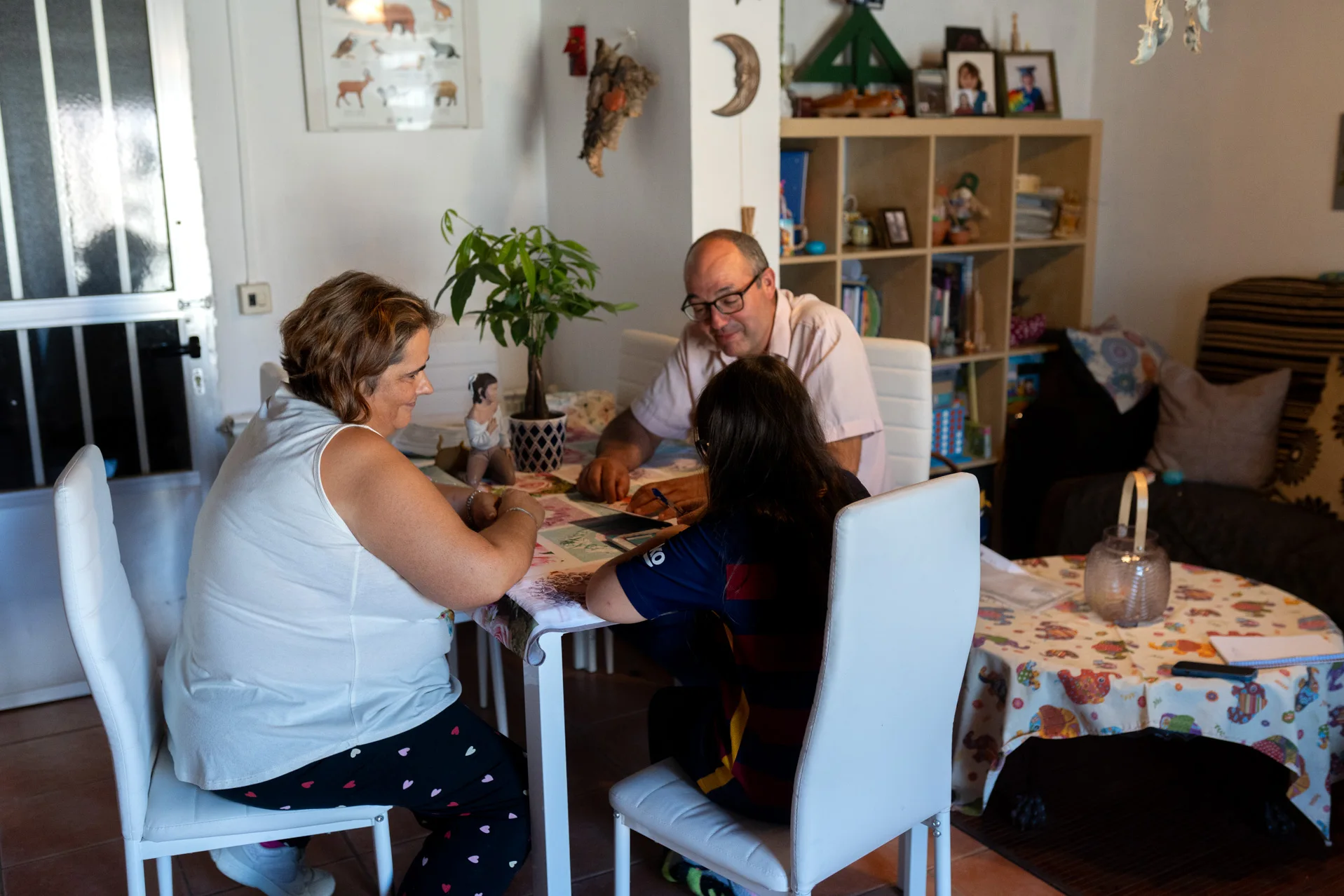 Jesús y Eloína preparan el material escolar junto a la niña. Foto Emilio Fraile.