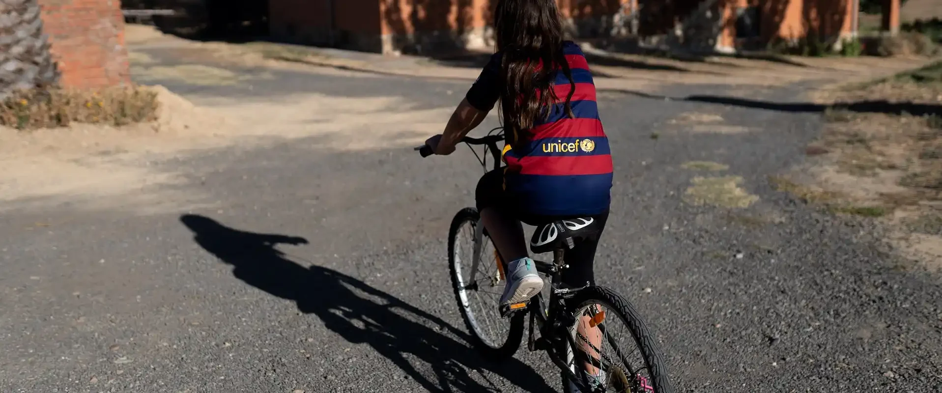 La niña con su bicicleta en las calles del pueblo. Foto Emilio Fraile.