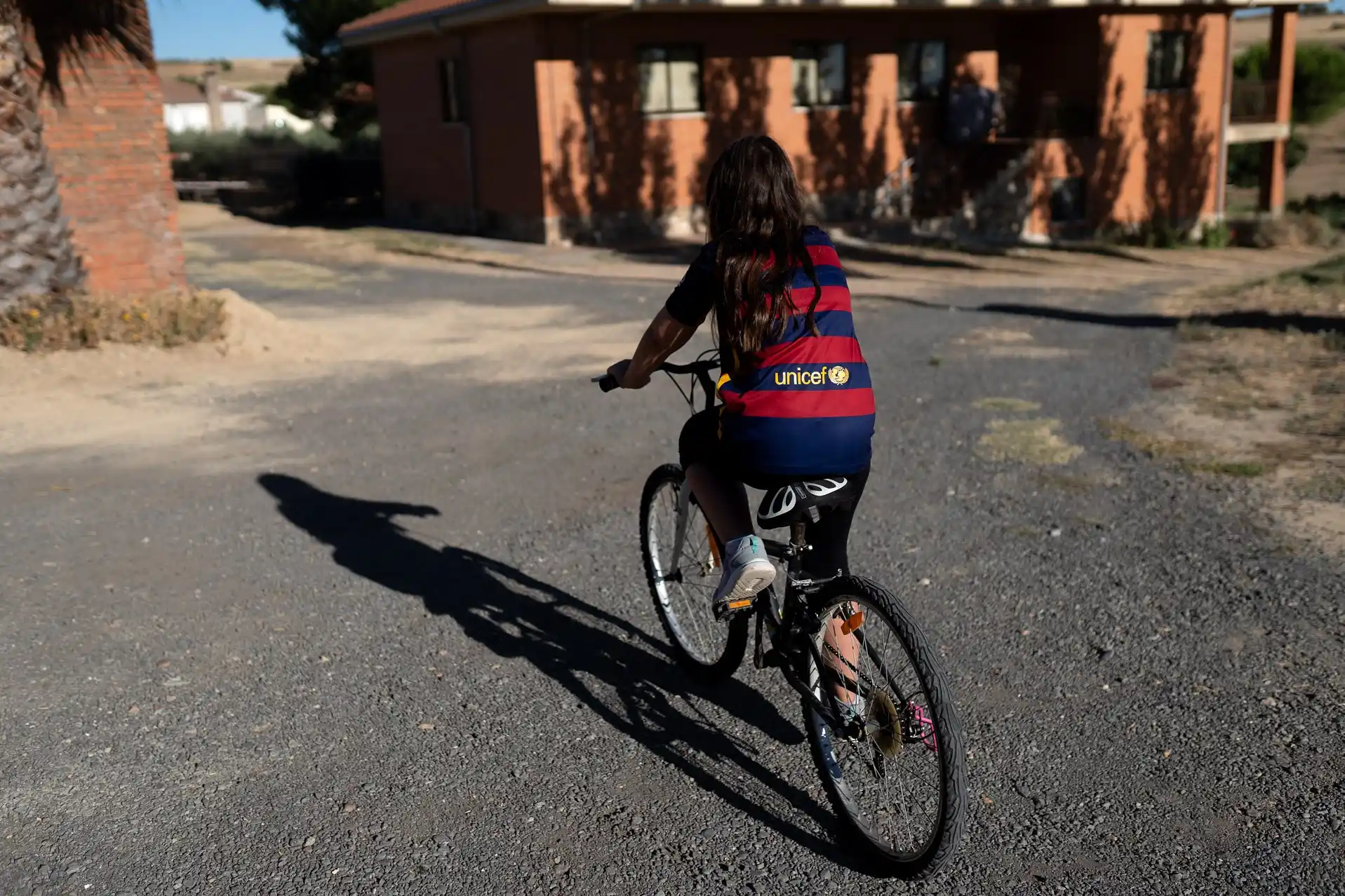 La niña con su bicicleta en las calles del pueblo. Foto Emilio Fraile.