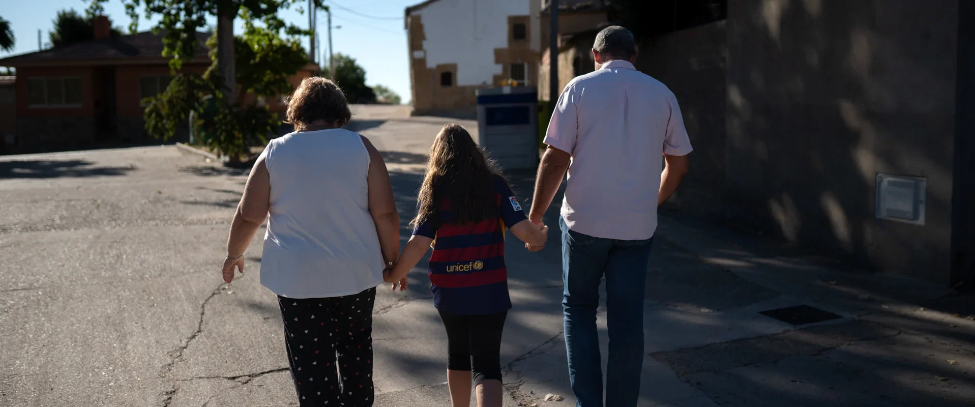 Jesús y Eloína pasean junto a su hija. Foto Emilio Fraile.