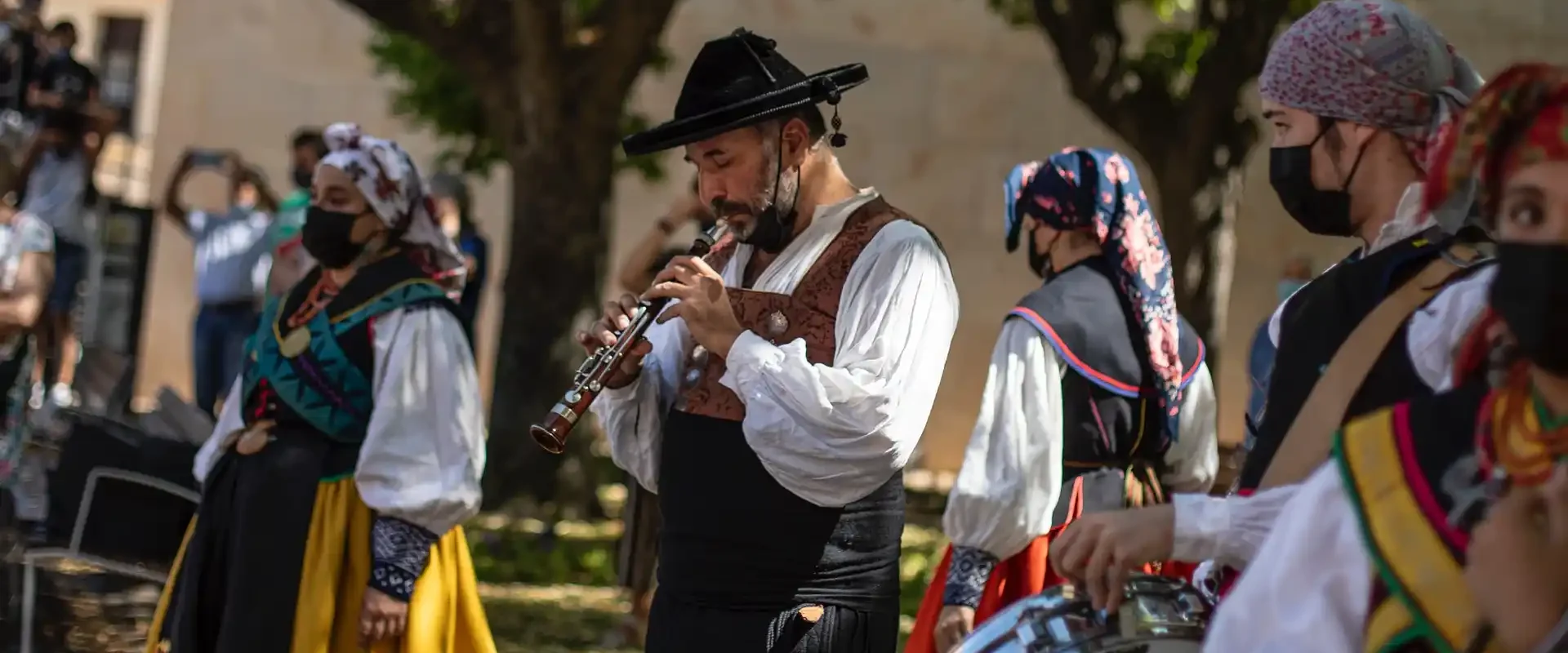 Antonio Martín, director de la AE Don Sancho, en una de las actividades del colectivo. Foto Emilio Fraile