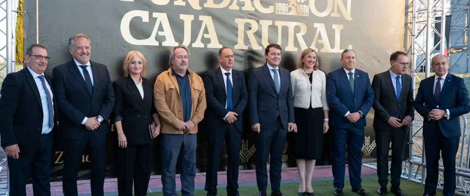 Autoridades y responsables de Caja Rural de Zamora, antes de la entrega de premios. Foto Emilio Fraile