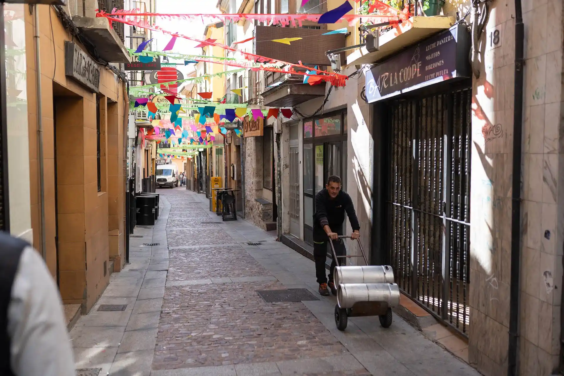 Repartidores en la calle.