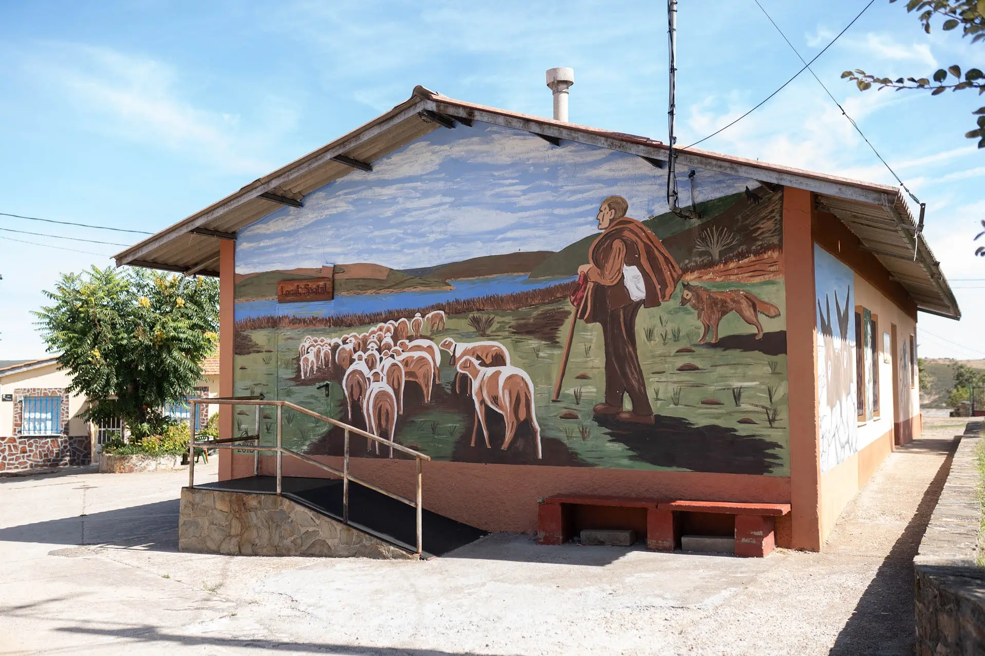 Mural de un pastor con su rebaño. Foto Emilio Fraile.