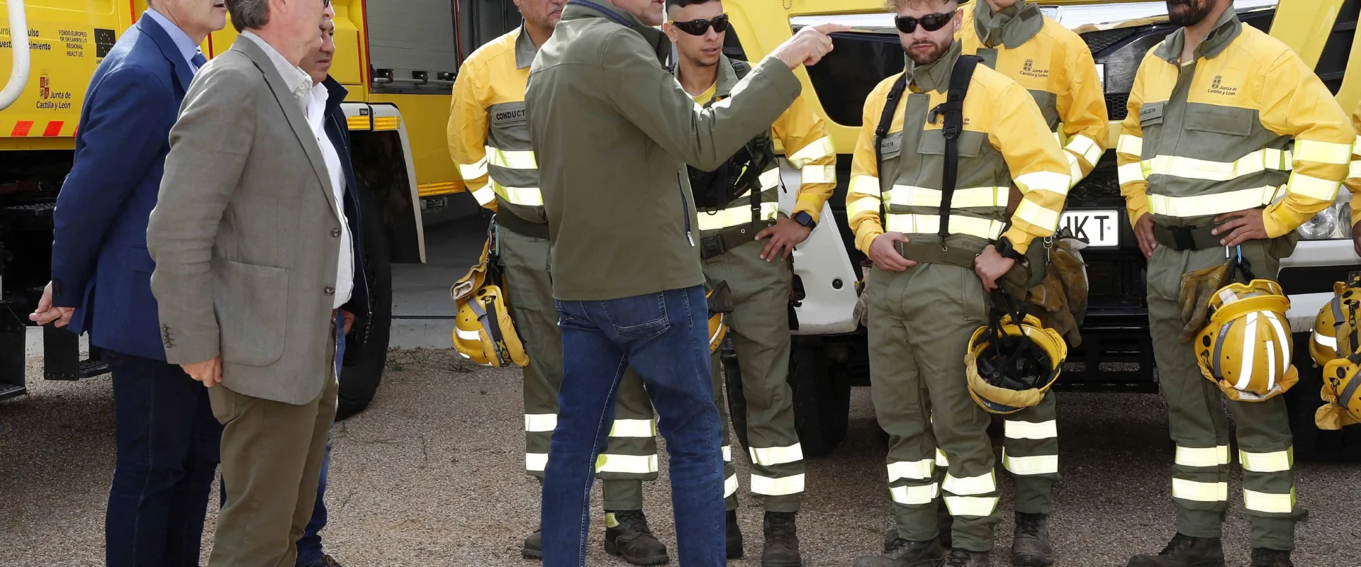 Juan Carlos Suárez-Quiñones conversa con los efectivos del puesto contra incendios de Villaralbo.