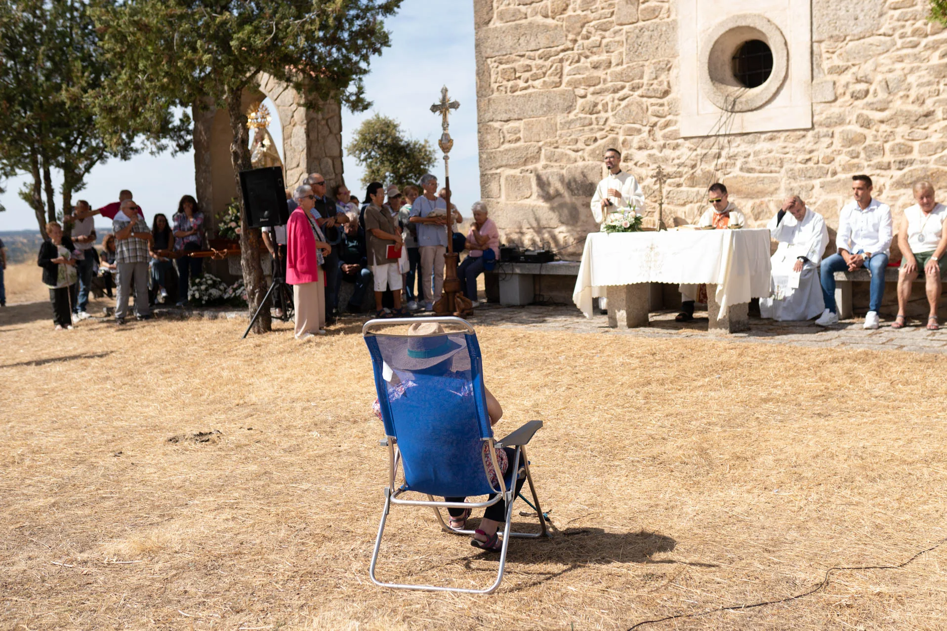 Una mujer durante la misa en la explanada de la ermita. Foto Emilio Fraile.