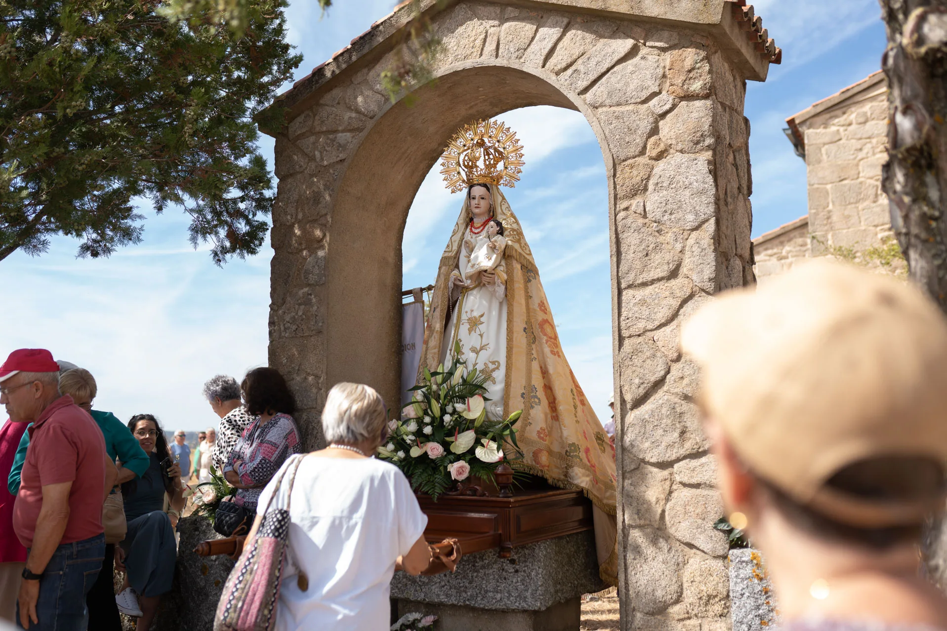 Los fieles se acercan a la Virgen de la Encarnación. Foto Emilio Fraile.