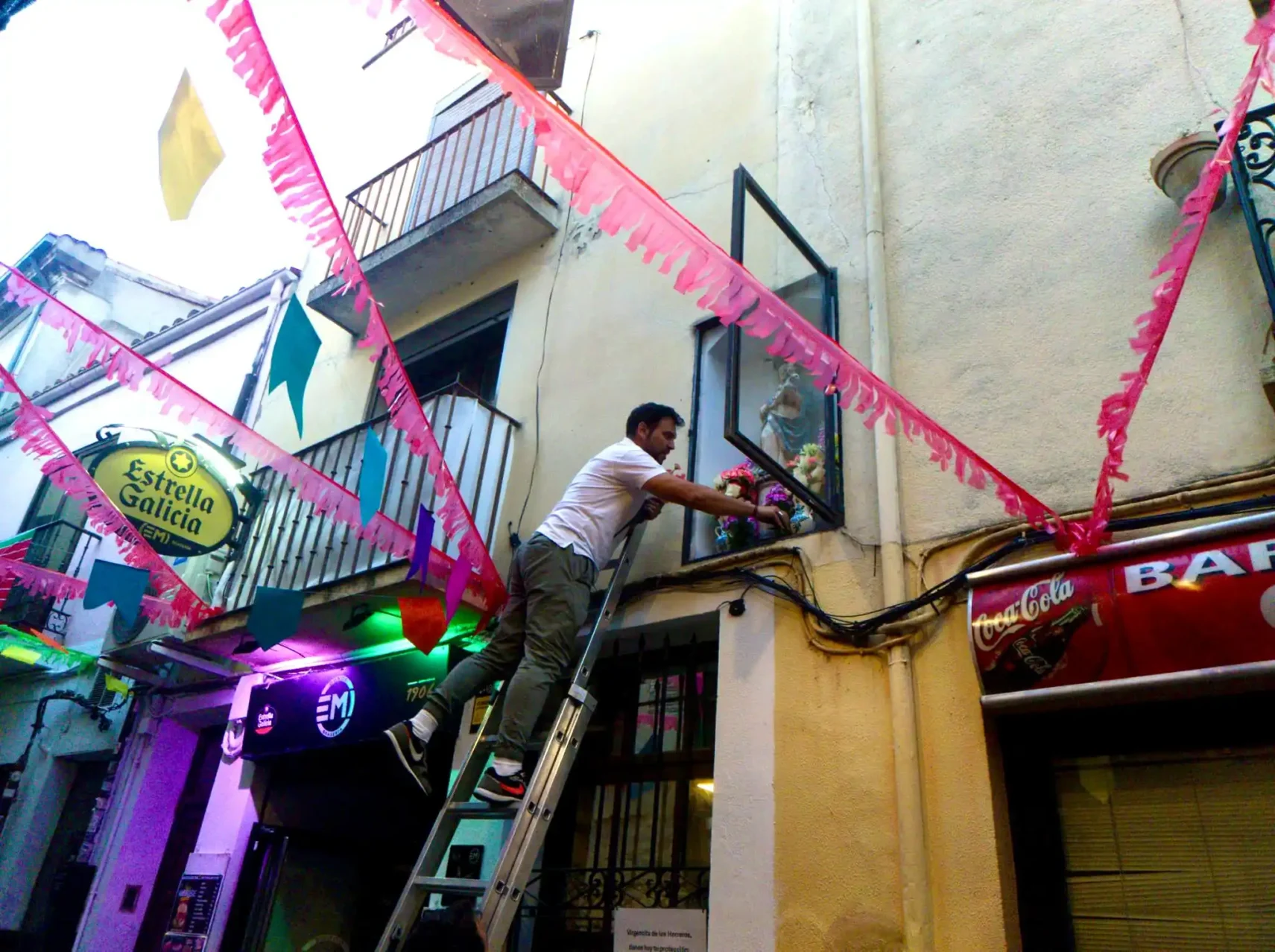 Rafa Lorenzo coloca las flores de la Virgen.