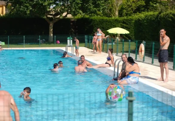 Varios bañistas en una piscina.