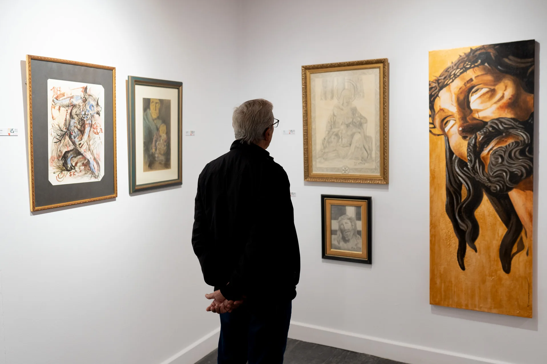 Un visitante en la exposición de Carlos Adeva en Toro. Foto Emilio Fraile.