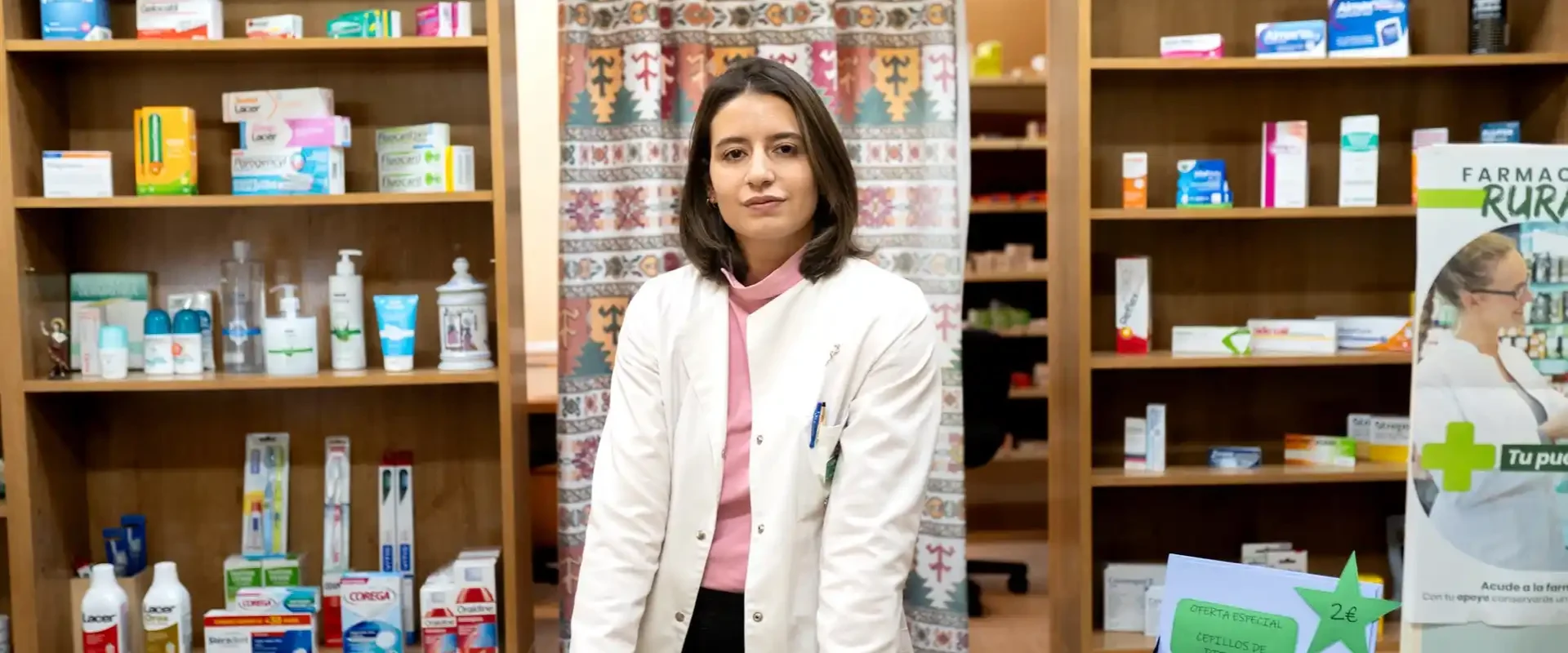 Paola Martínez, en la farmacia de Cubillos.