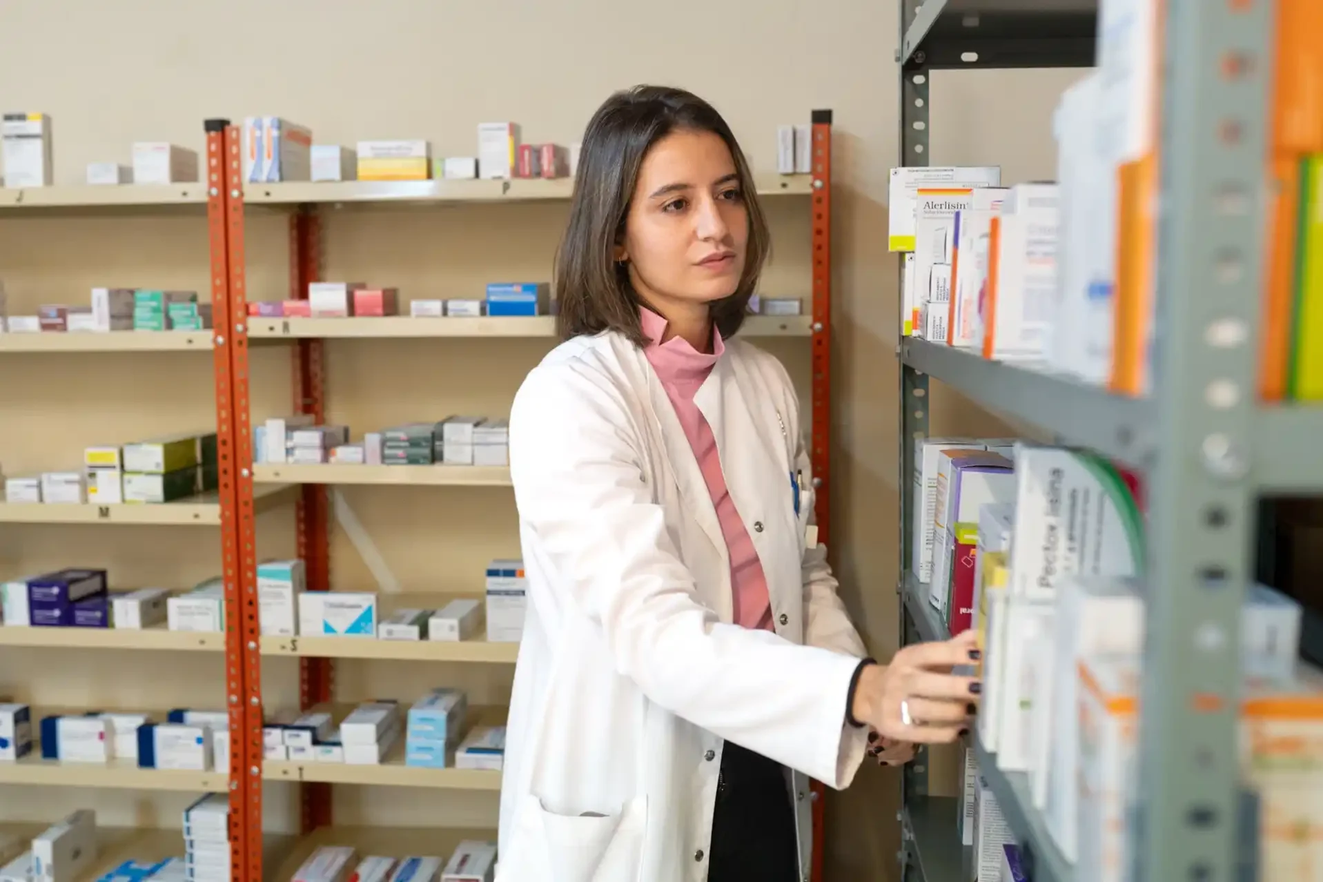 Paola Martínez, en la farmacia de Cubillos.