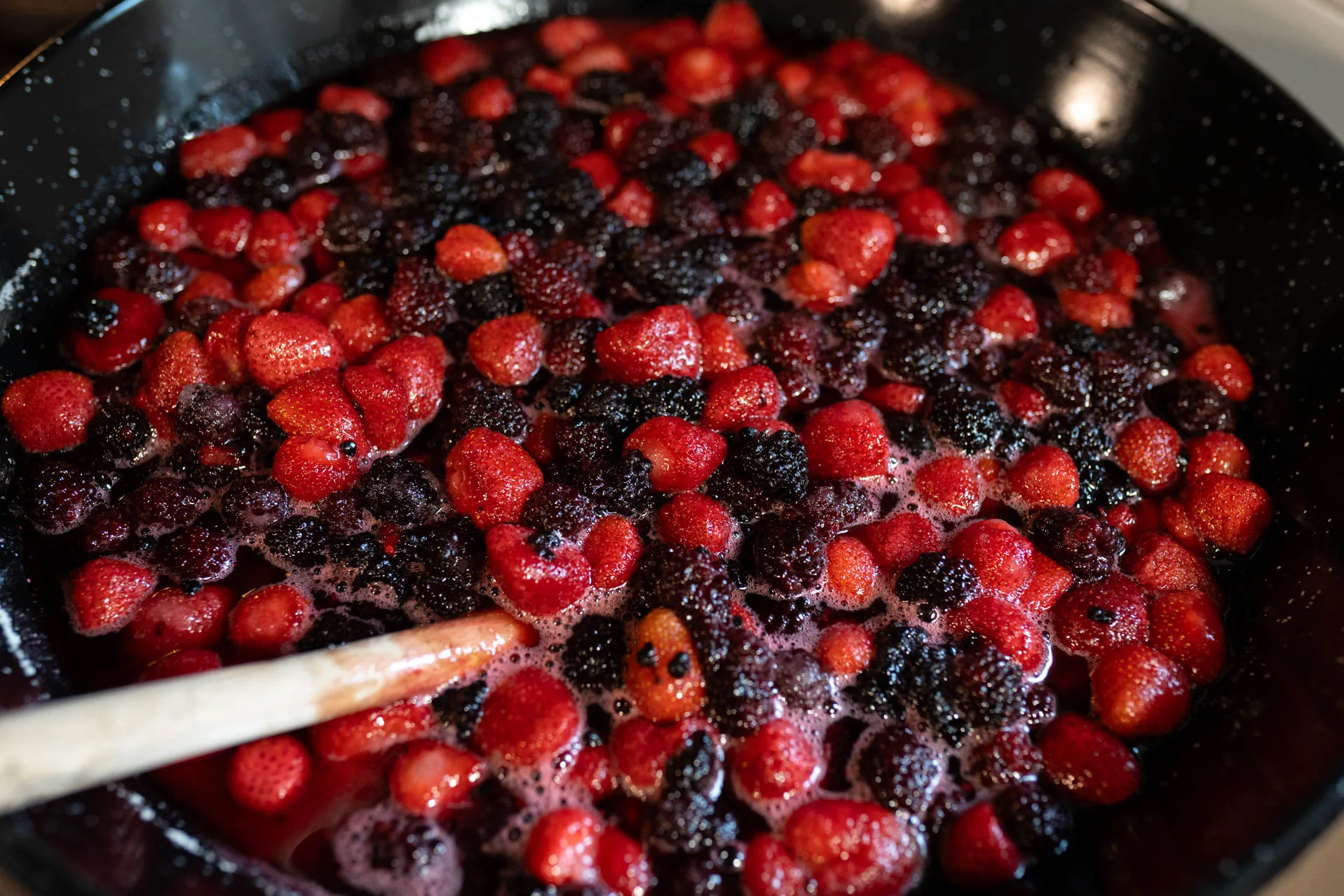 Cazuela preparada para la elaboración de mermelada de frutos rojos. Foto Emilio Fraile.