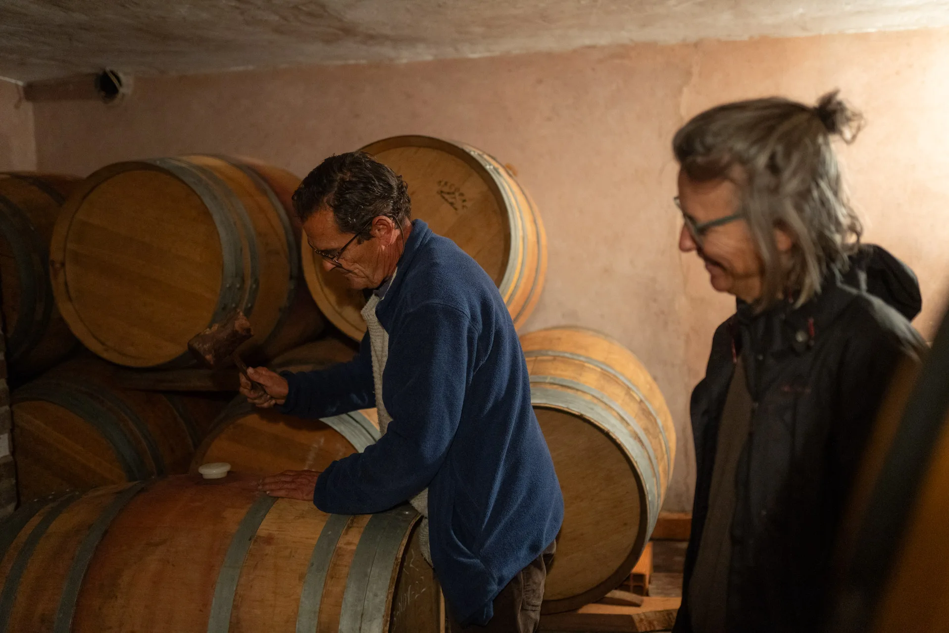 Patxi y Sara trabajan en su bodega de Fornillos de Fermoselle. Foto Emilio Fraile.