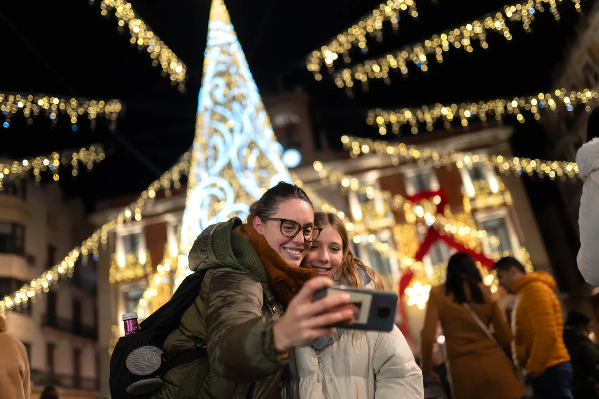 Una madre y su hija se toman una foto con el árbol de la Plaza Mayor. Foto Emilio Fraile.