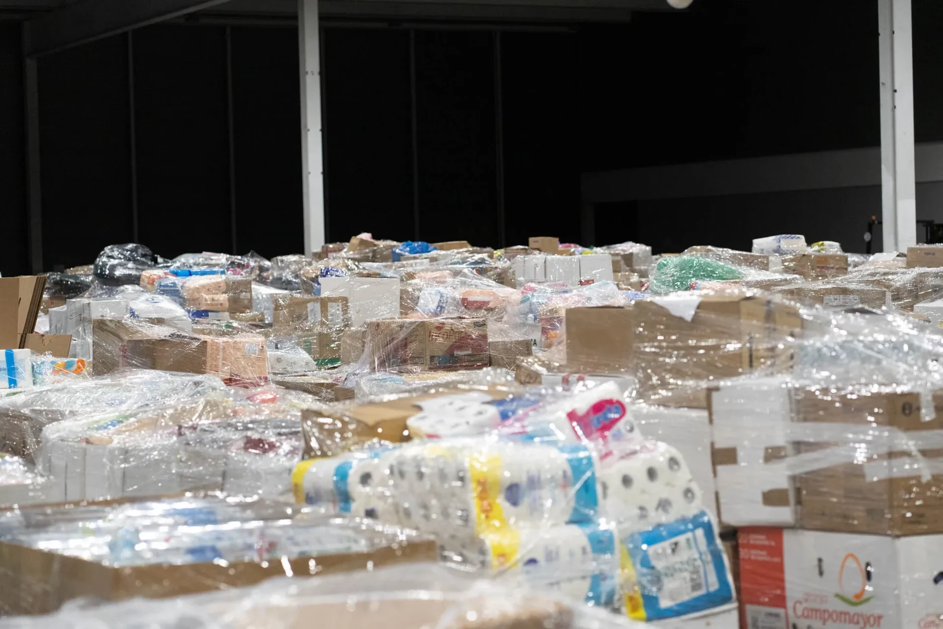 Palés con las donaciones de los zamoranos en el IFEZA. Foto Emilio Fraile.