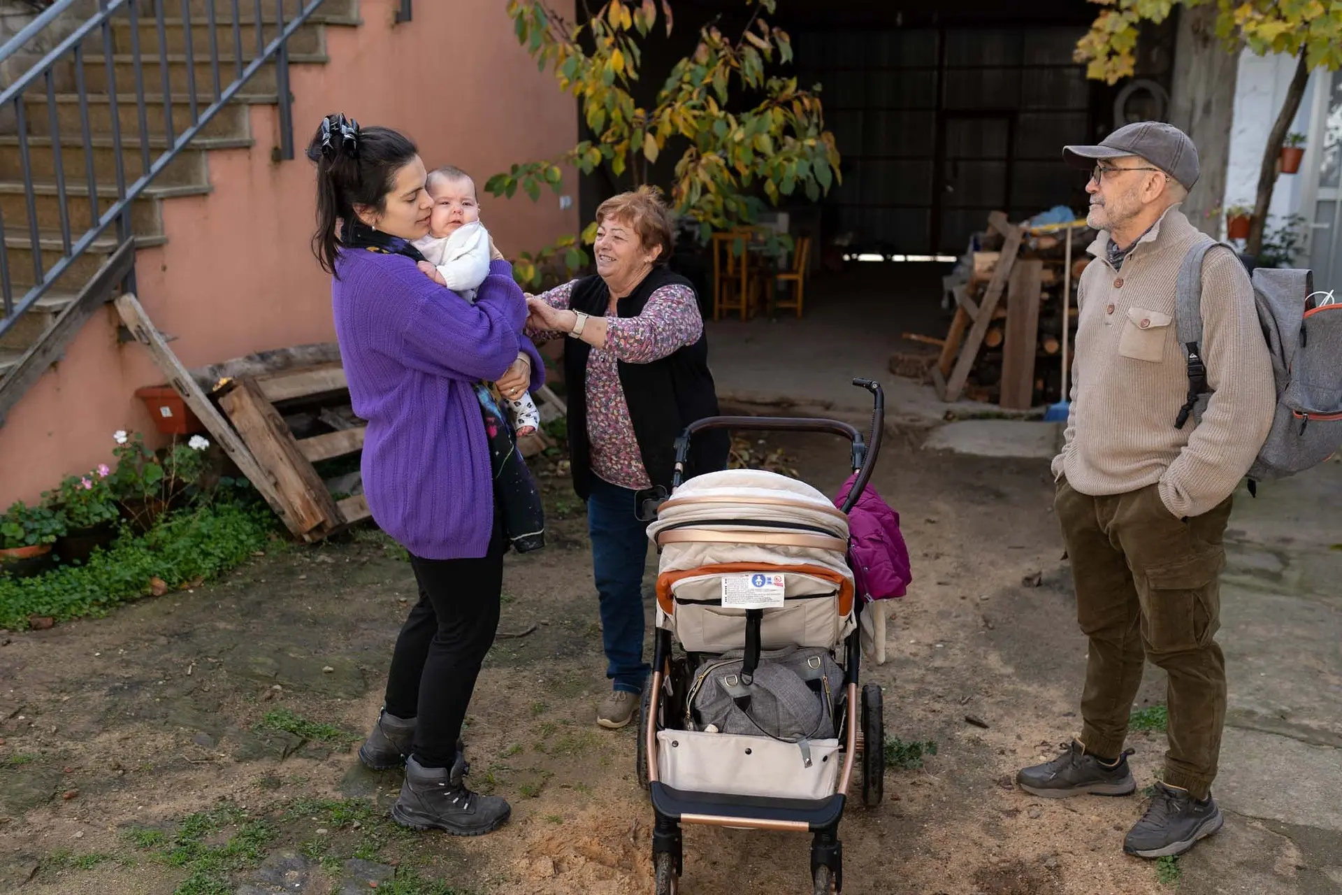 Rosa Campesino coge a la hija de Maite Gárate. Foto Emilio Fraile.