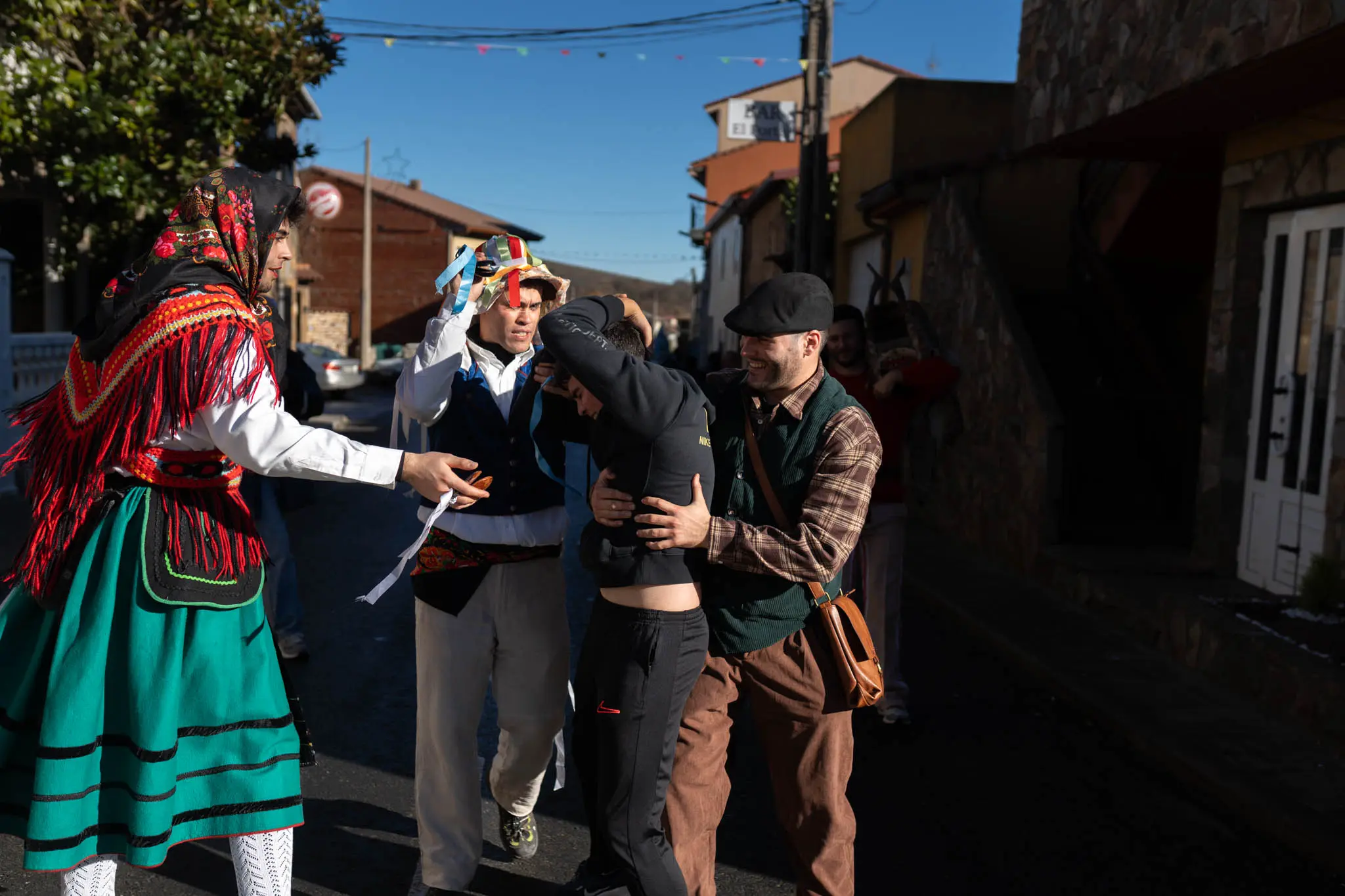 Un instante de la mascarada en la localidad. Foto Emilio Fraile.