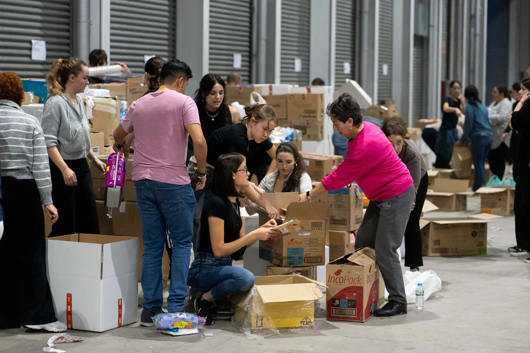 Los voluntarios trabajan para clasificarlo todo. Foto Emilio Fraile.