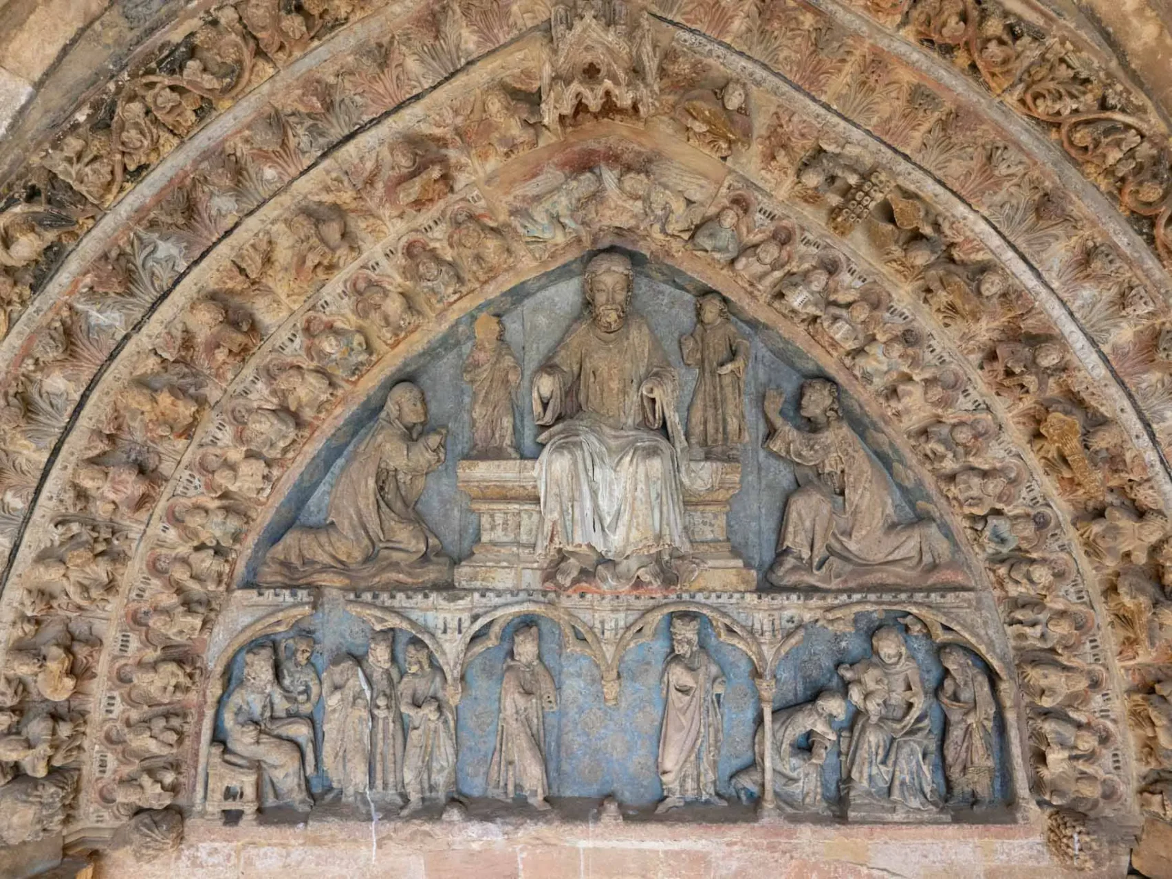 Detalle de la portada de la iglesia. Foto Emilio Fraile.