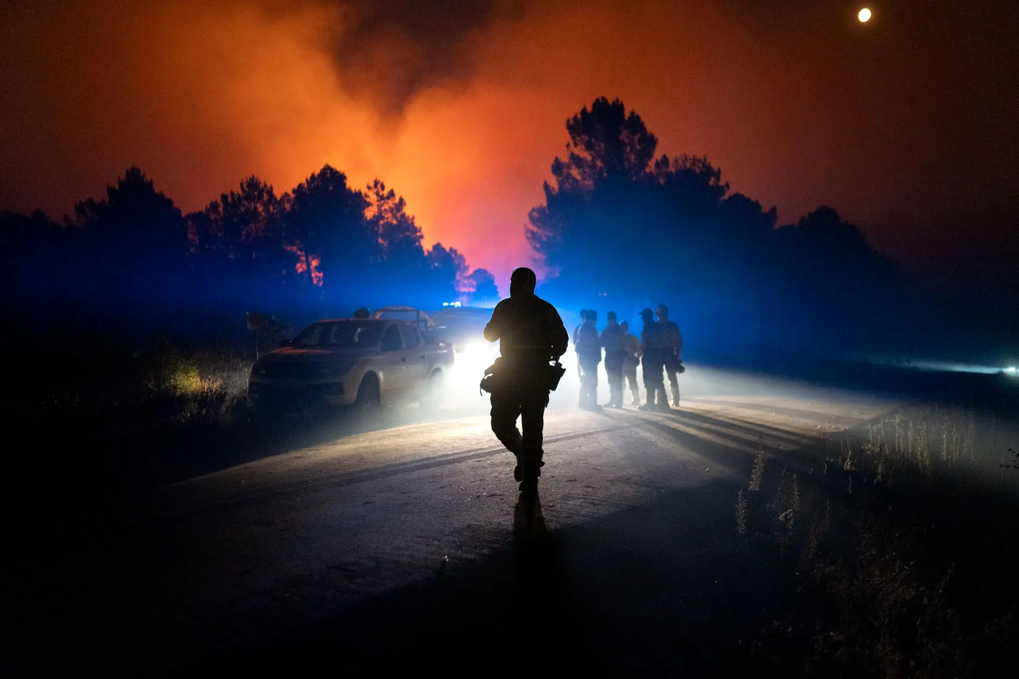 Trabajos nocturnos en el incendio. Foto Emilio Fraile.