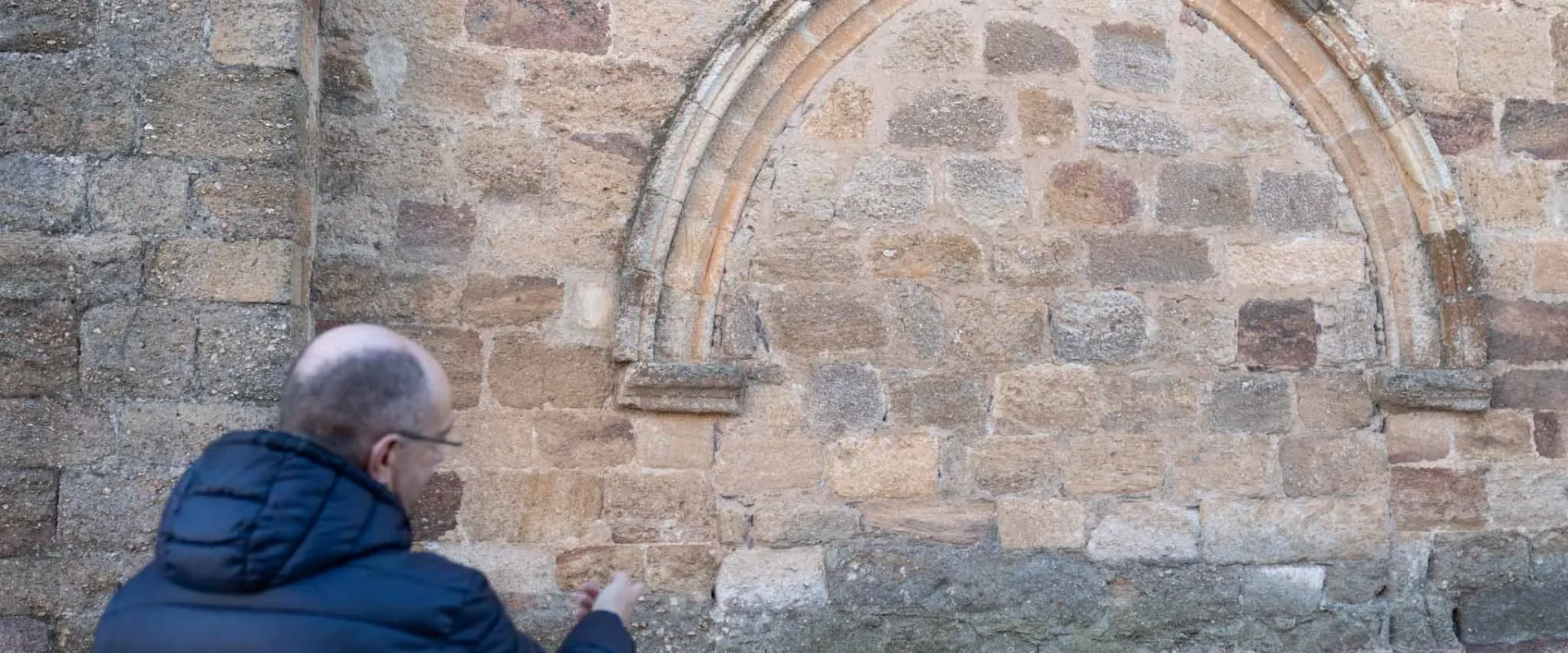 Ricardo Casas, alcalde de La Hiniesta, señala la zona en la que se abrirá la puerta.