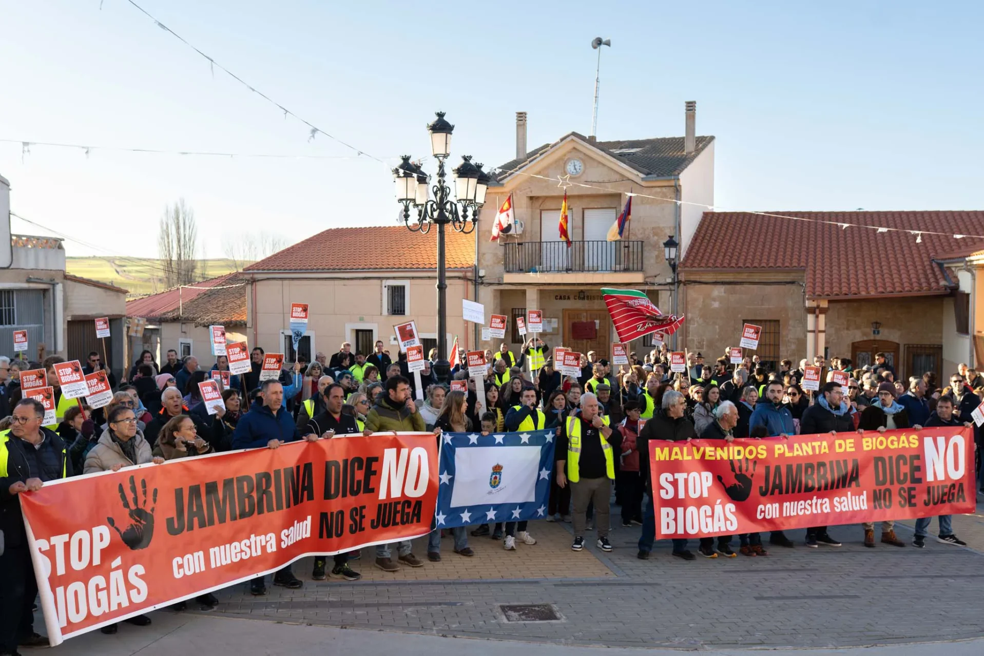 La manifestación en la plaza del ayuntamiento de Peleas de Abajo. Foto Emilio Fraile.