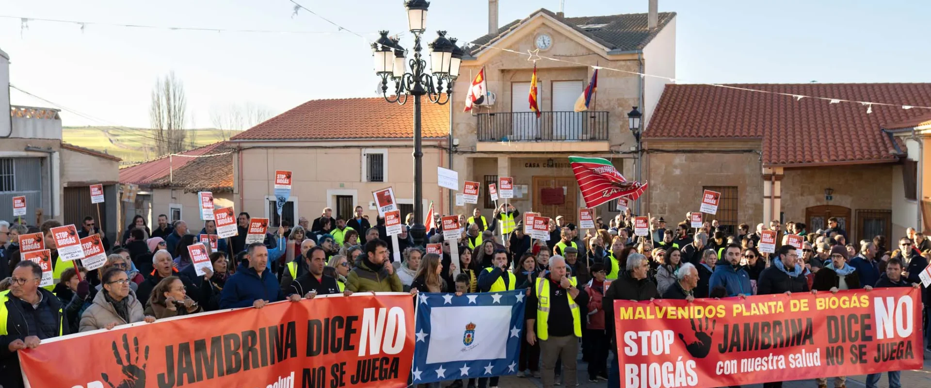 La manifestación en la plaza del ayuntamiento de Peleas de Abajo. Foto Emilio Fraile.