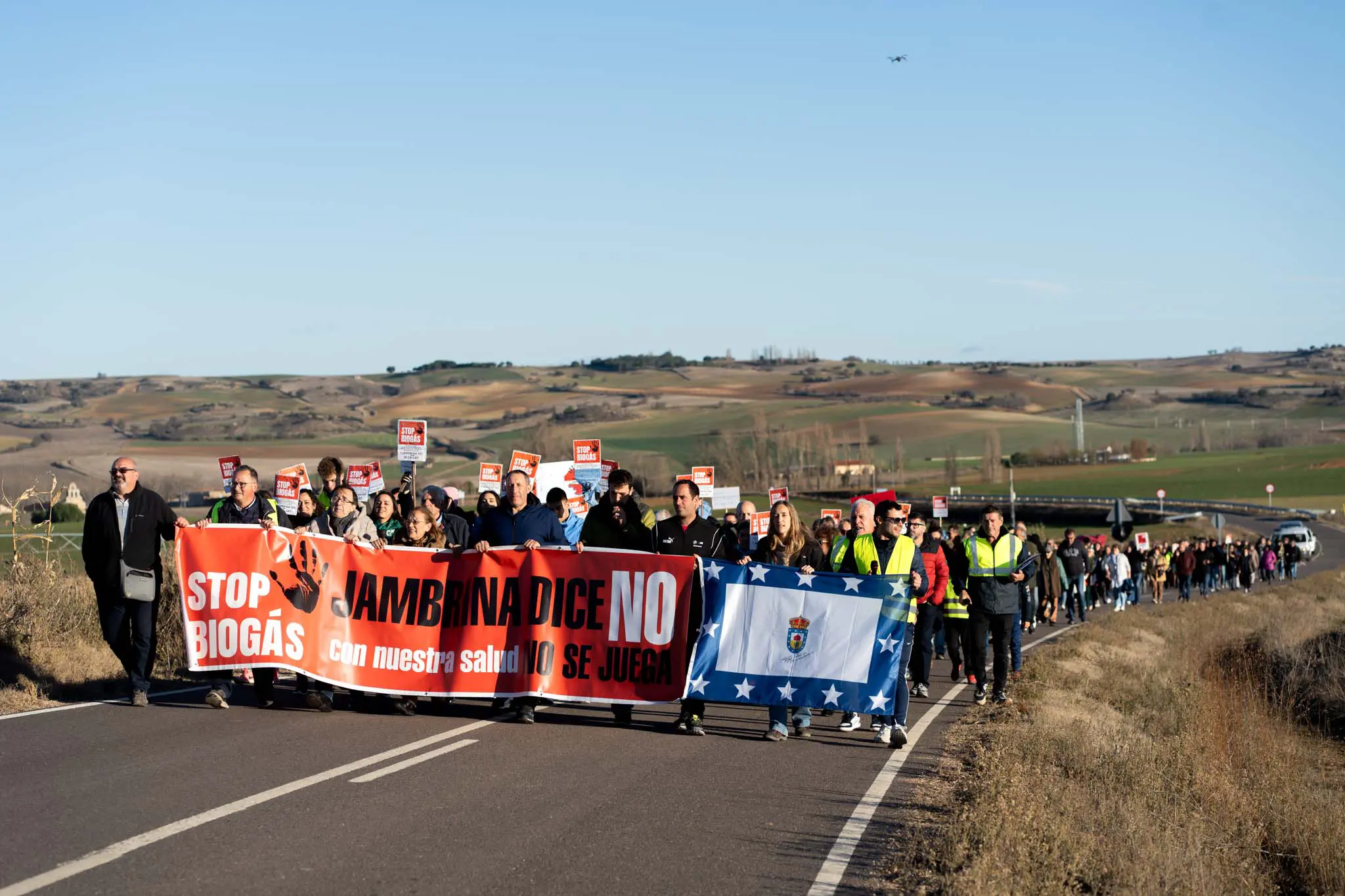 La manifestación contra la planta de biogás camino de Peleas de Abajo. Foto Emilio Fraile.