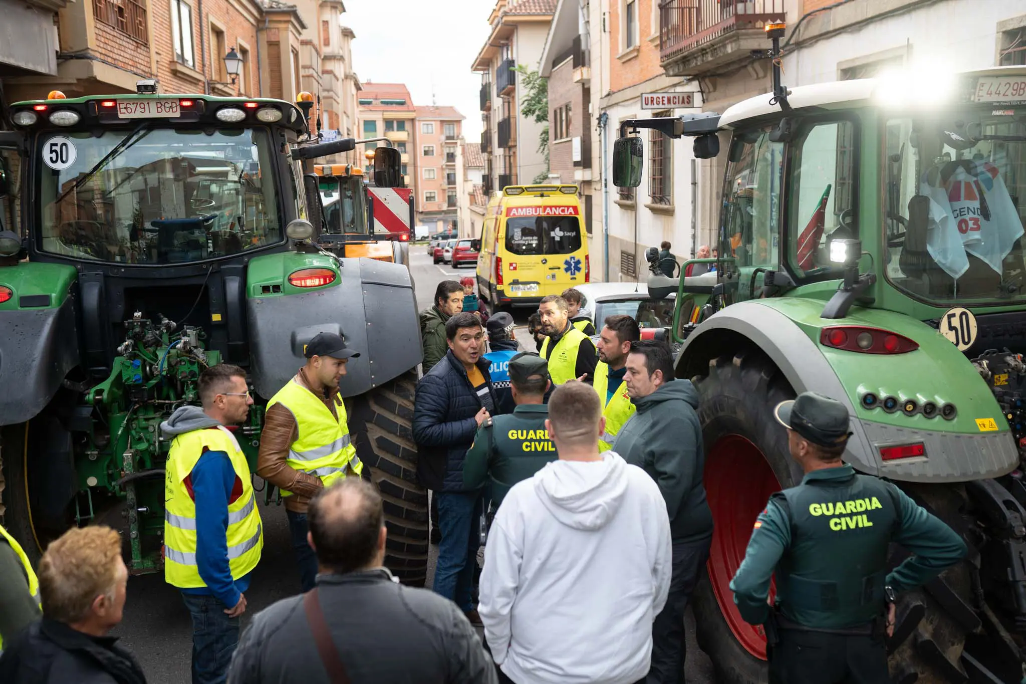 Manifestación en apoyo a los tractoristas que declaran en los juzgados de Benavente. Foto Emilio Fraile.